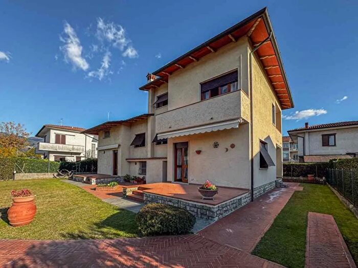 Casa con 12 locali in vendita in Via Gaetano Donizetti, Pietrasanta