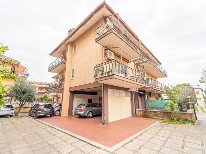 Appartamento trilocale in vendita in Via della Rustica, Roma