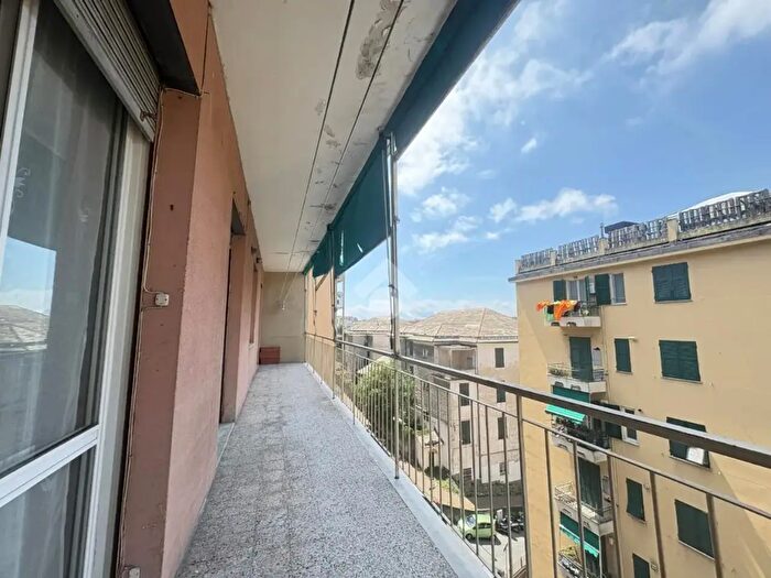 Appartamento trilocale in vendita in Via Federico Donaver, Genova
