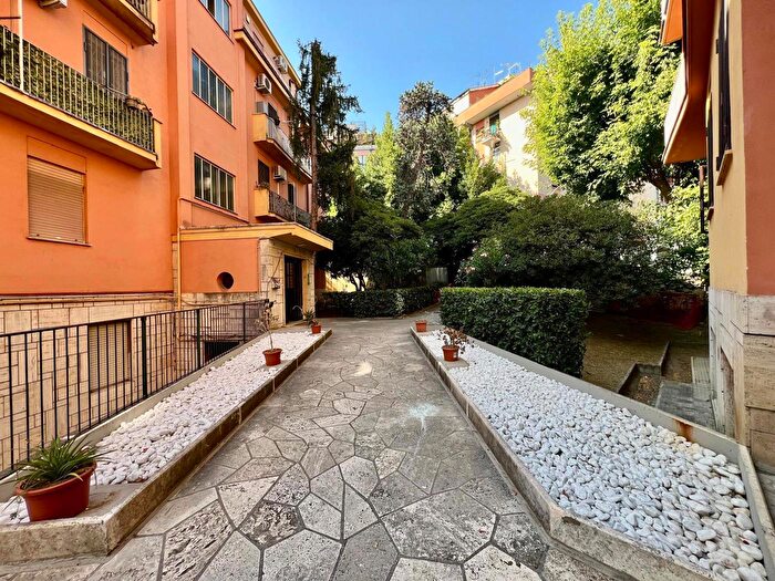 Appartamento trilocale in vendita in Clivo della Montagnola, Roma