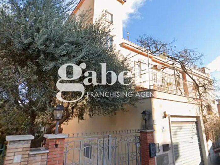 Appartamento trilocale in vendita in Via Ignazio Danti, Roma