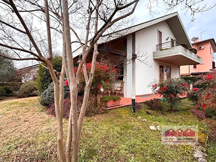 Casa con 7 locali in affitto in Via delle Stelle Alpine, Creazzo