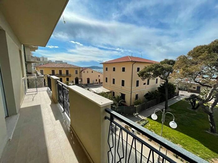 Appartamento con 5 locali in affitto in Via Fratti, Centro, Follonica