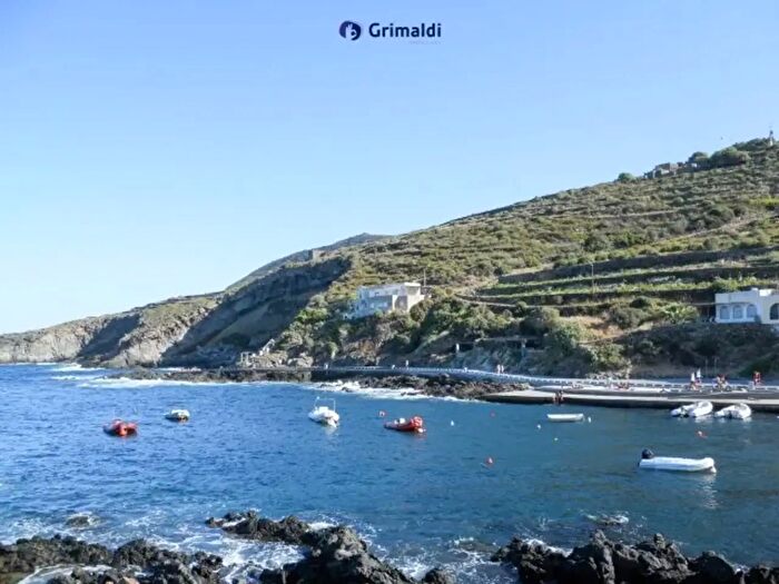 Casa bilocale in vendita in Cala Gadir Snc, Pantelleria