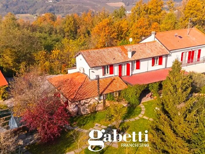 Casa con 5 locali in vendita in Via Serralunga, Cortiglione