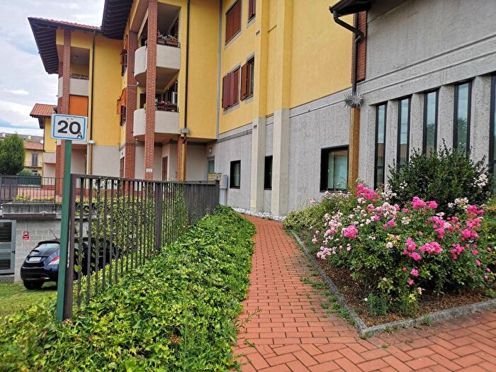 Appartamento bilocale in affitto in Via Don Enrico Locatelli, Centro, Vergiate