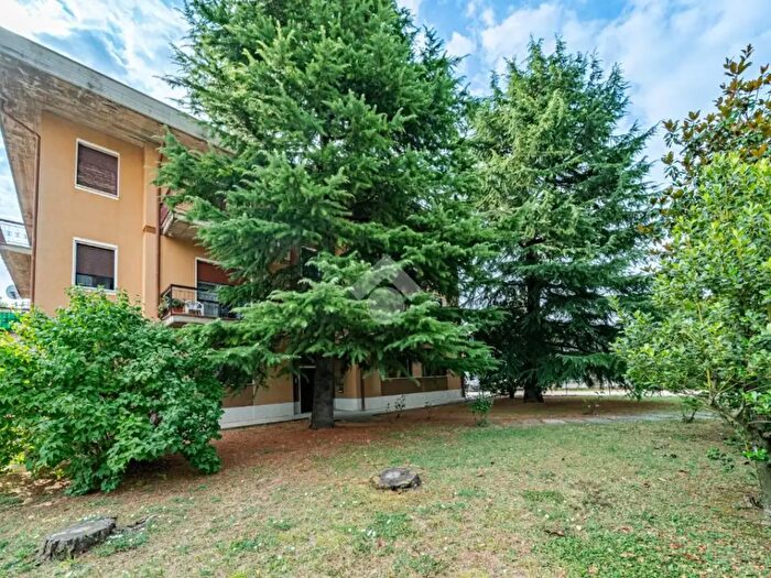 Appartamento trilocale in vendita in Via Garibaldi, Botticino