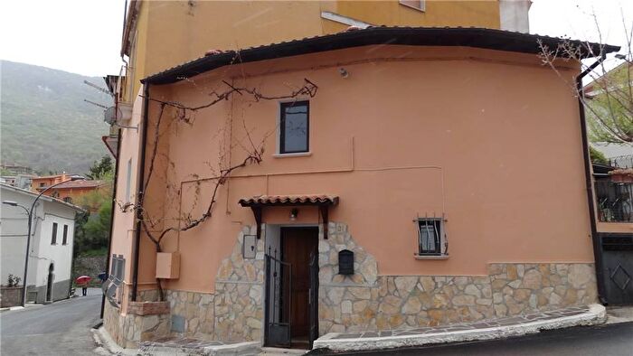 Casa con 6 locali in vendita in Prezza