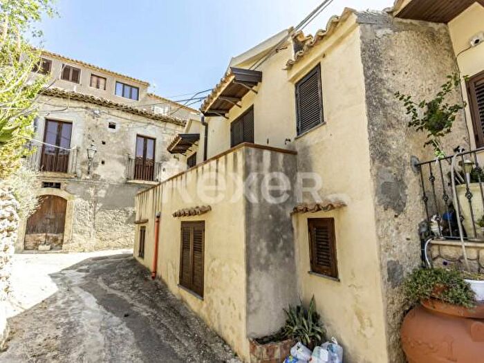 Casa con 6 locali in vendita in Gerace