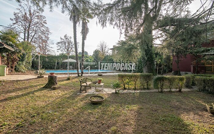 Casa con 8 locali in vendita in Via delle Tuberose, Inzago