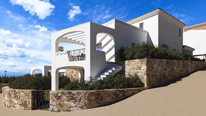 Casa con 6 locali in vendita in San Teodoro