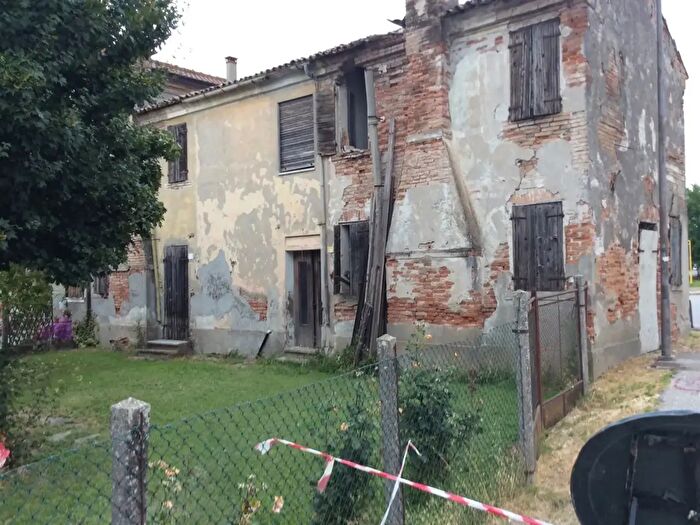 Casa con 6 locali in vendita in Gavello Via Aprile, Gavello