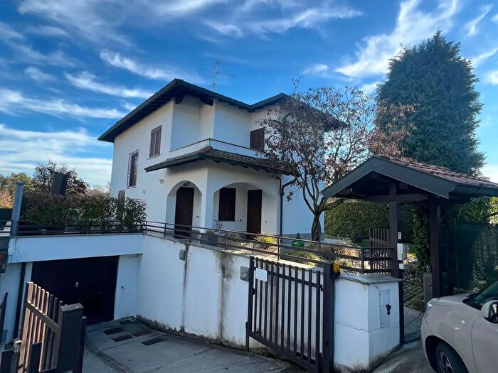 Casa con 6 locali in vendita in Via Risorgimento, Vertemate Con Minoprio