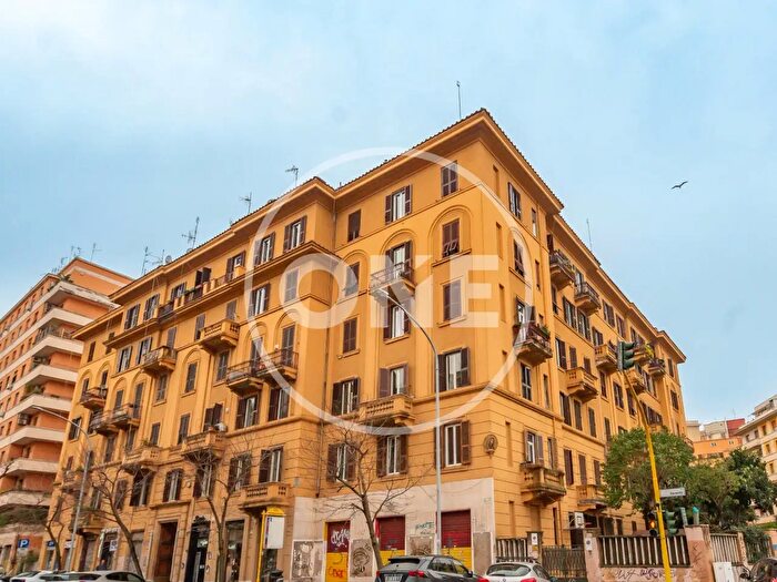 Appartamento quadrilocale in vendita in Via Taranto, Roma