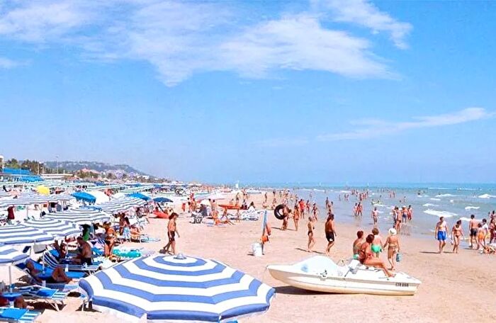 Casa con 10 locali in vendita in Via Cristoforo Colombo, Grottammare