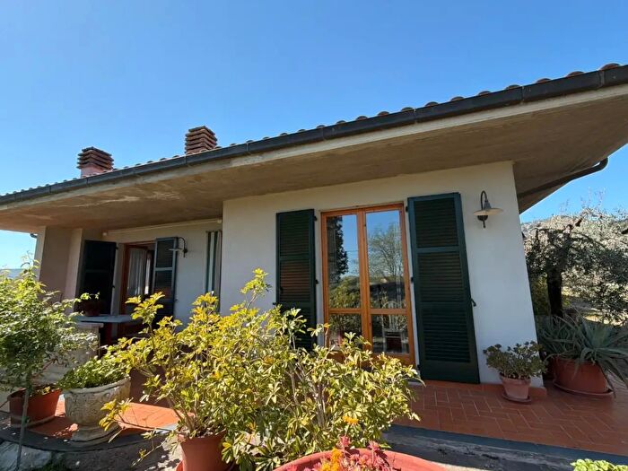 Casa con 8 locali in vendita in Chianni