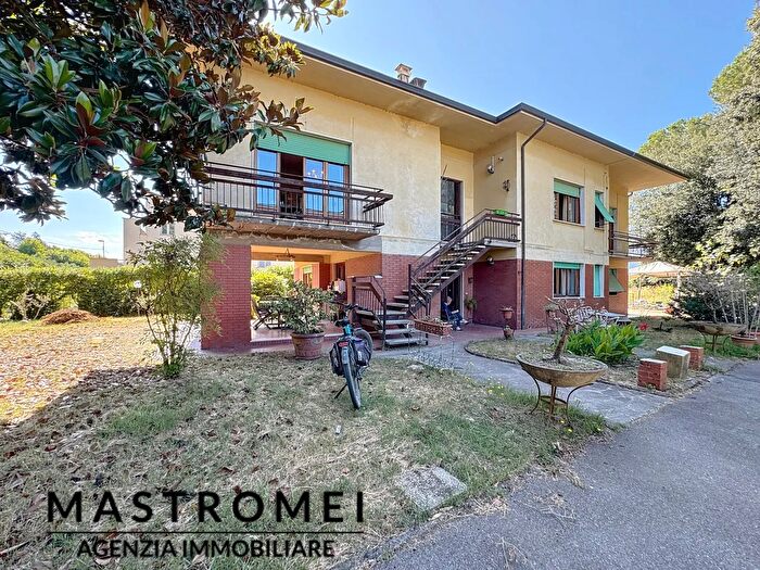 Casa con 8 locali in vendita in Via delle Piagge, Lucca