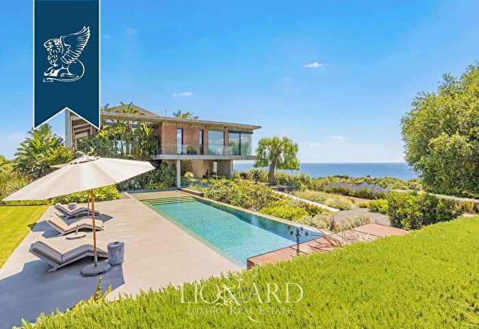 Casa quadrilocale in vendita in Aci Castello