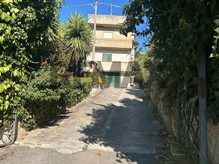 Appartamento con 6 locali in vendita in Via Stazzone, Caltanissetta