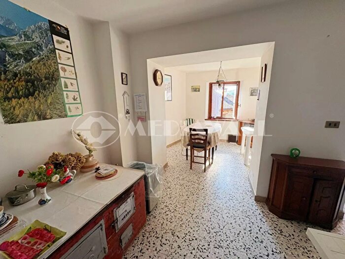 Casa con 6 locali in vendita in Frisanco