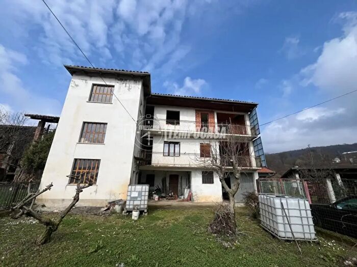 Casa quadrilocale in vendita in Via Umberto I, Val di Chy