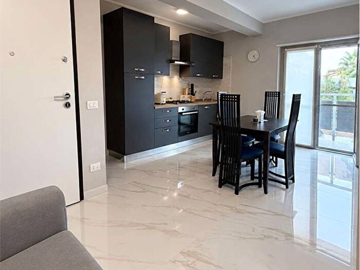 Appartamento trilocale in affitto in Via Antonio Izzi De Falenta, Catanzaro Lido, Catanzaro