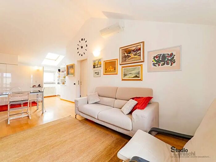 Appartamento trilocale in vendita in Via Moneta, Lecco