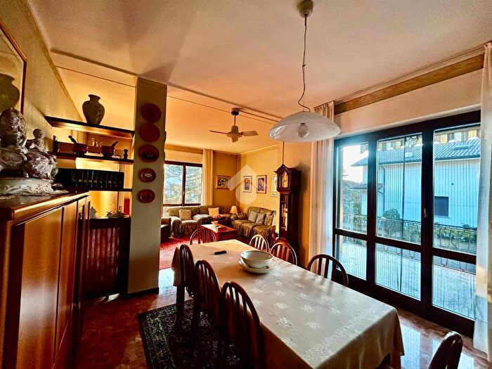 Casa con 6 locali in vendita in Via Alessandro Volta, Osnago