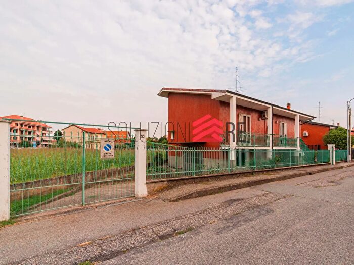 Casa trilocale in vendita in Via Parazzolo, Trecate