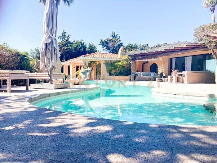 Casa con 10 locali in vendita in Arzachena