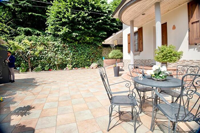 Casa quadrilocale in vendita in Via Emilia allAngelo, Reggio Emilia