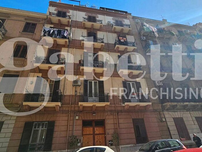 Appartamento trilocale in affitto in Via Smiriglio, Politeama Ruggiero Settimo, Palermo