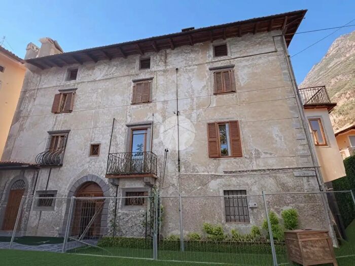 Casa con 10 locali in vendita in Via S Vittore, Piancogno