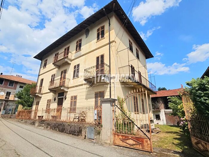 Casa con 11 locali in vendita in Via Roma, Roasio