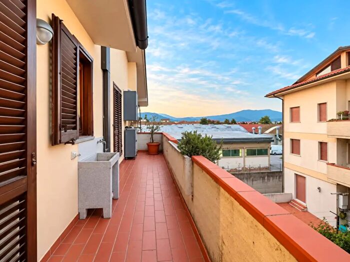 Appartamento quadrilocale in vendita in Via Camillo Dami, Prato