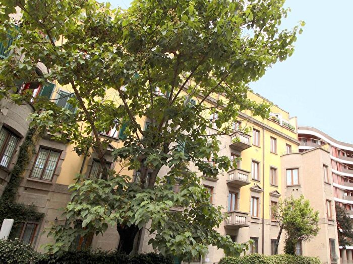 Appartamento trilocale in affitto in Via Cola Montano, Isola, Milano