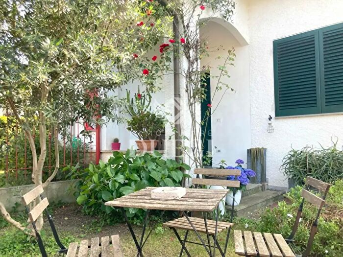 Casa con 6 locali in vendita in Viareggio