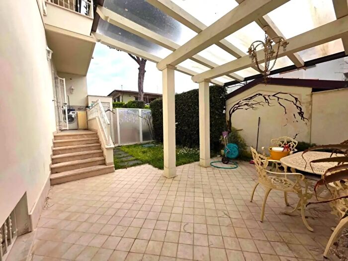 Casa con 5 locali in vendita in Montignoso