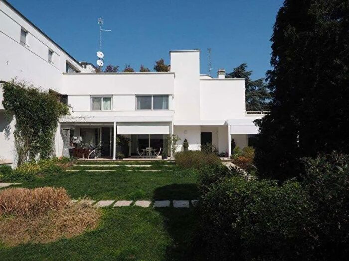 Casa con 6 locali in vendita in Modena