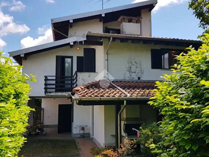 Casa con 5 locali in vendita in Via XXV Aprile, Pombia