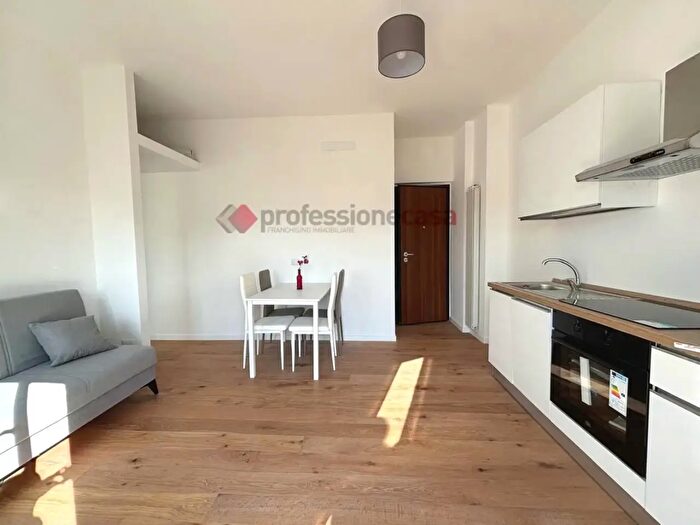 Appartamento trilocale in vendita in Famagosta, Milano