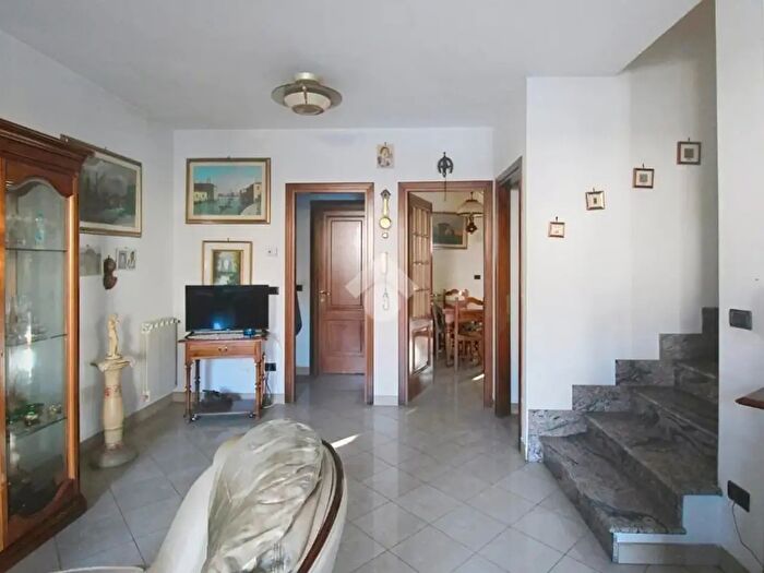 Casa con 5 locali in vendita in Via Francesco Crispi, Cascina