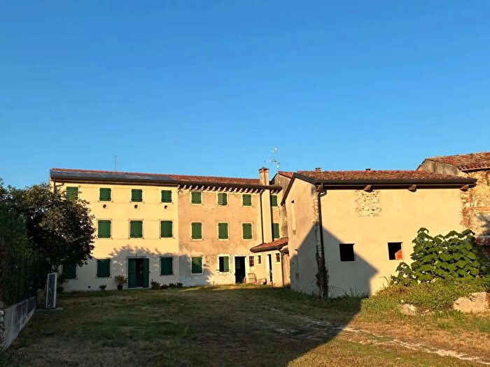 Casa con 9 locali in vendita in Colle Umberto