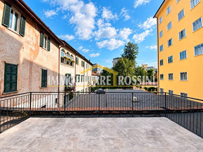 Appartamento quadrilocale in affitto in Vicolo Santa Chiara, Centro, Varese