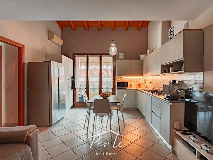 Appartamento con 5 locali in vendita in Via Luigi Einaudi, Curtatone