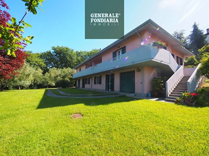 Casa con 8 locali in vendita in Bolano