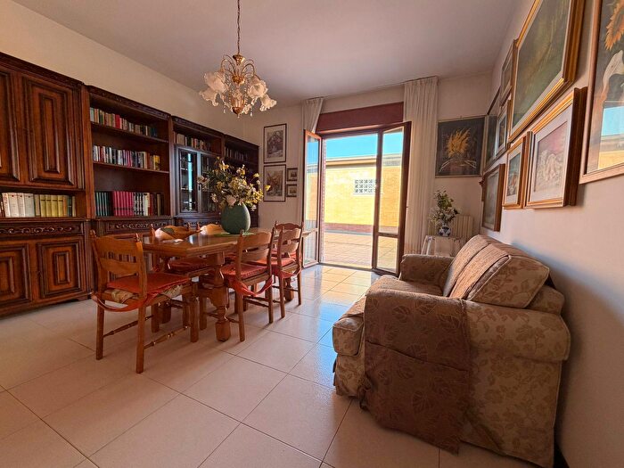 Casa con 8 locali in vendita in Jesi