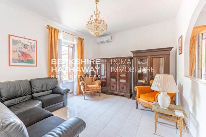 Appartamento trilocale in vendita in Via di Boccea, Roma