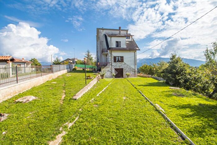 Casa quadrilocale in vendita in Vocabolo Pianuro, Longone Sabino