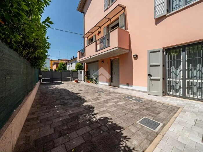 Casa con 7 locali in vendita in Via Mondovì, Modena